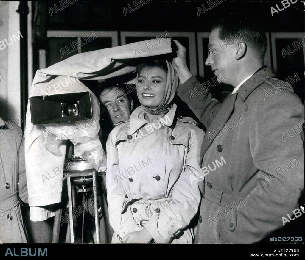LOREN SOPHIA / LOREN SOFIA 1934/ and CAROL REED. CAROL REED and SOPHIA LOREN in THE KEY, 1958, directed by CAROL REED. Copyright COLUMBIA PICTURES.