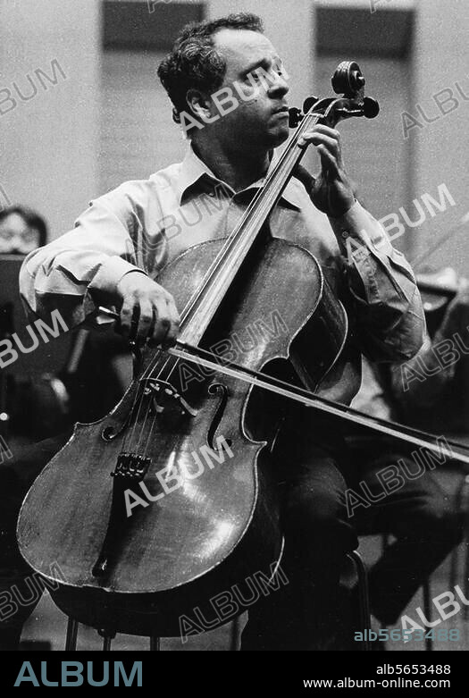Meneses, Antonio brasil. Cellist; geb. Recife 1957. Antonio Meneses bei einer Konzertprobe mit der Staatsphilharmonie Rheinland-Pfalz. Foto, undat. (2000?).