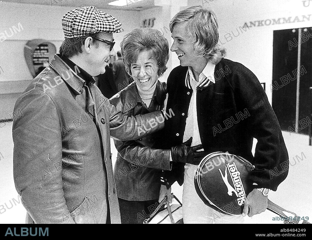 STOCKHOLM 1973-01-25. Tennisspelaren Björn Borg tillsammans med sina föräldrar Rune and Margareta Borg på Arlanda . Foto: Weine Lexius / EXP / SCANPIX / Kod: 32. ** OUT AFTONBLADET, PUNKT SE **.