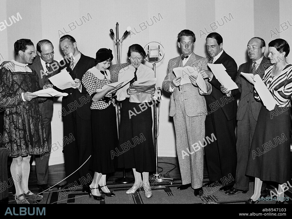 ARKIV 1933 . Radioteater. Inspelning av "Petterson & Bendel" av Valdemar Hammenhög.. Swedish radio theatre broadcasting a play. Foto: TT / Kod 1900.