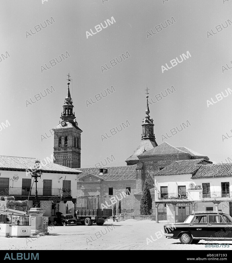 PLAZA DE NAVALCARNERO CON LA IGLESIA DE LA INMACULADA CONCEPCION AL FONDO - FOTOGRAFIA EN BLANCO Y NEGRO - AÑOS 60.