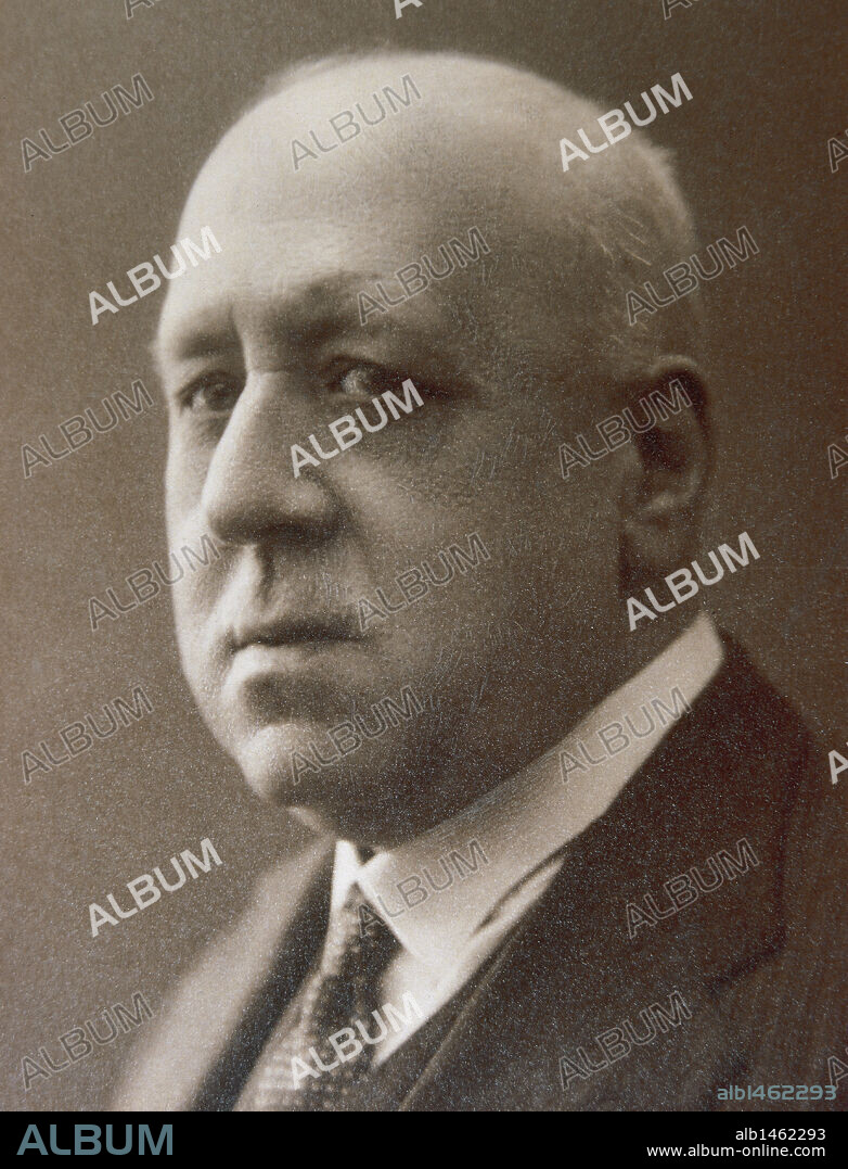 ANDRENIO, seudónimo de Eduardo GOMEZ DE BAQUERO (Madrid, 1866-1929). Periodista y crítico español En el año 1924 fue elegido miembro de la Real Academia Española.