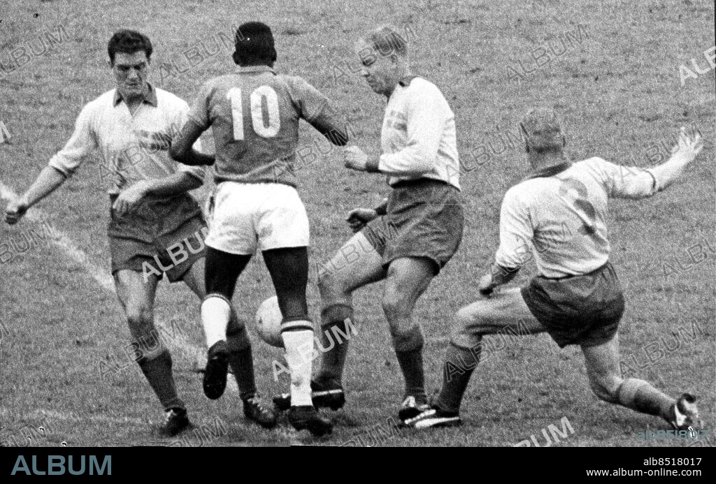 VM i fotboll / Fotbolls-VM 1958 Sverige Finalen Sverige-Brasilien 2-5. Julle Gustavsson, Sigge Parling och Sven Axbom försöker stoppa Pelé. Fotboll VM 1958 Råsundastadion i Solna. (c) Sydsvenskan / IBL.