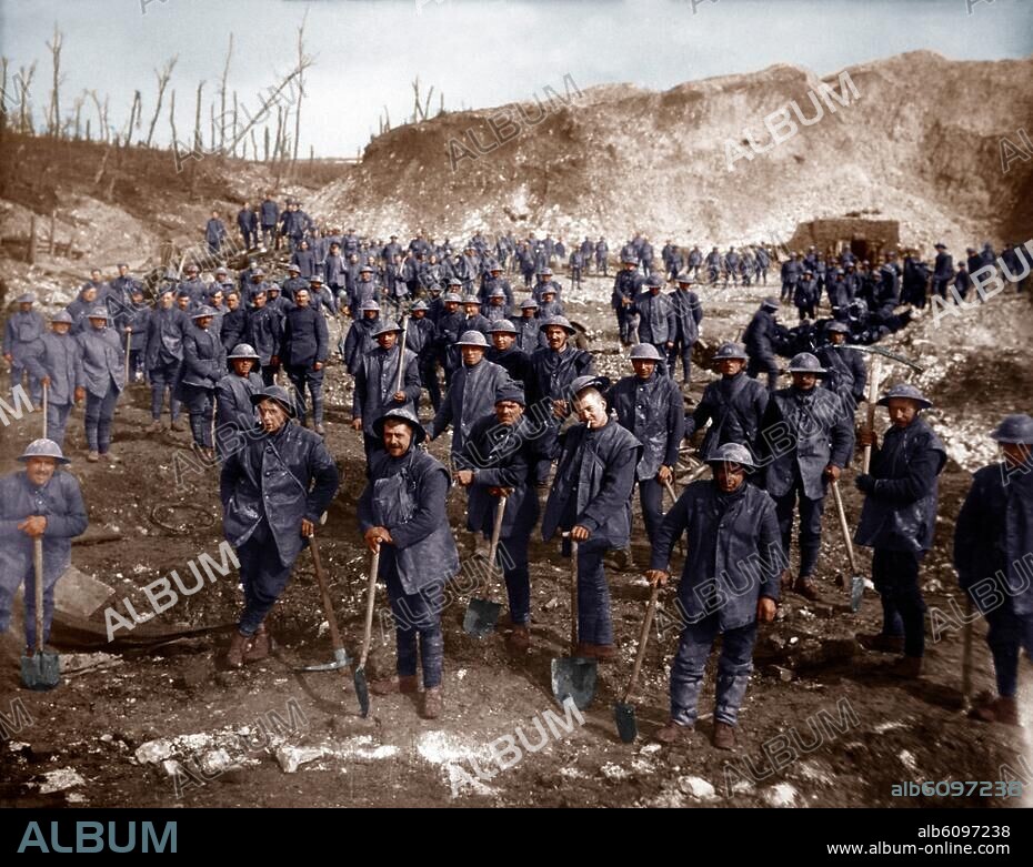 World War I / France: Battle of Somme 23. June-26. November 1916.-British soldiers in a bomb crater in the German lines near Beaumont Hamel after the capture on 13. November 1916. Photo, digitally colourised.