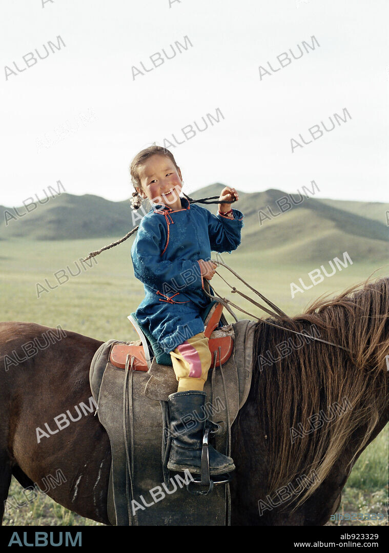 NANSAL BATCHULUUN en EL PERRO MONGOL, 2005 (DIE HOHLE DES GELBEN HUNDES), dirigida por BYAMBASUREN DAVAA. Copyright SCHESCH FILMPRODUKTION.