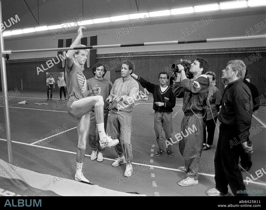 1987-10-27. MÄSTARMÖTE PÅ HÖGSTA NIVÅ. PATRIK SJÖBERG OCH MICHEL PLATINI OCH TRÄNAREN VILJO NOUSIAINEN VID HÖJDHOPPSRIBBAN. Foto: Kamerareportage *** Local Caption *** GP bl. 597. BERTIL FERM.