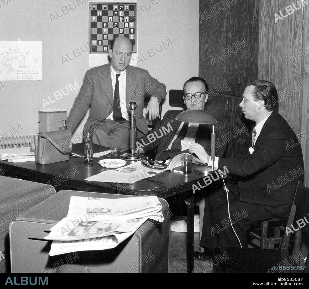 STOCKHOLM 1954-12-31. KARUSELLEN TV-program med Lennart Hyland. Sänt 1954-12-31. Här ses från vänster Lennart Hyland, tidningsman, radio- och TV-journalist, Per-Martin Hamberg, radio- och TV-man, och Roland Eiworth, radio- och TV-man. Detta var det allra första TV-sända Karusellen. Foto: Jarl Ekenryd / RiR / SVT / Kod: 5600 RiR 11409 sv/v kopia Mapp: Hyland, Lennart Radio Karusellen -1956 L 14 Trio Möten persons: ROLAND EIWORTH;LENNART HYLAND;PER-MARTIN HAMBERG sites: SVERIGE;STOCKHOLM.