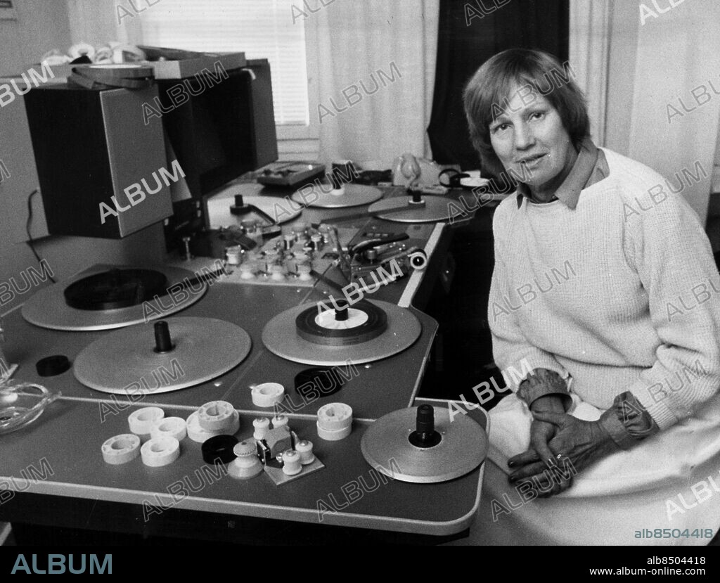 AFTONBLADET OUT ARKIV -19830819 - Ingrid Schrewelius i klipprummet 1983. Hennes TV-program "Lilla journalen" med modeinslag sändes under en lång tid. Hon har avlidit. Foto: Kenneth Jonasson Kod: 24 COPYRIGHT SCANPIX SWEDEN.