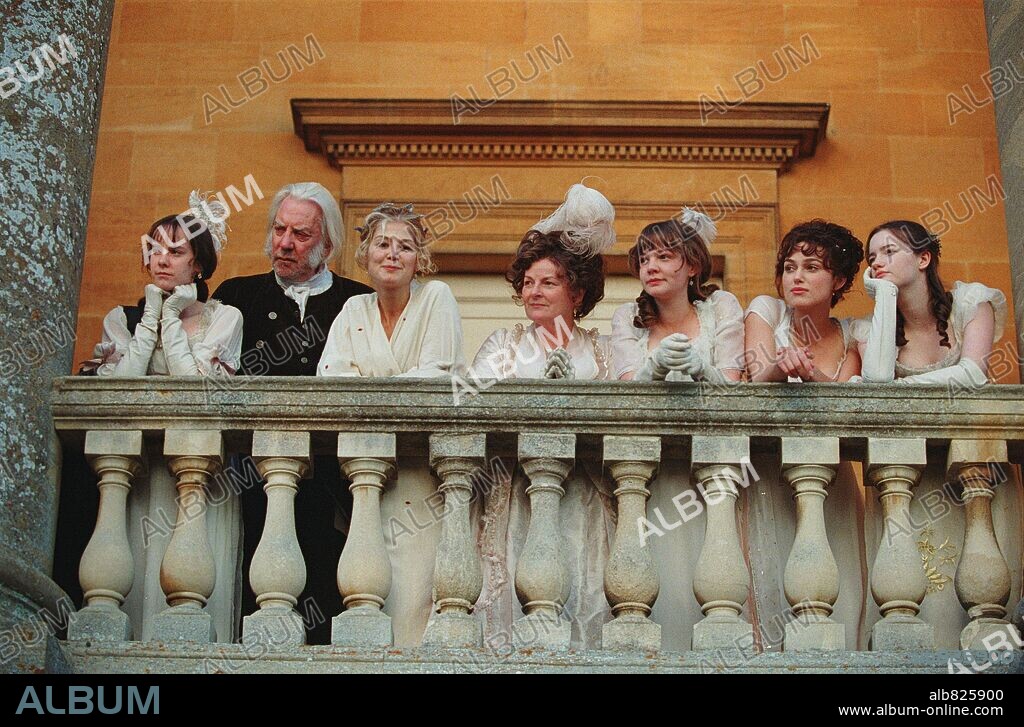 BRENDA BLETHYN, CAREY MULLIGAN, DONALD SUTHERLAND, JENA MALONE, KEIRA KNIGHTLEY, ROSAMUND PIKE y TALULAH RILEY en ORGULLO Y PREJUICIO, 2005 (PRIDE & PREJUDICE), dirigida por JOE WRIGHT. Copyright UNIVERSAL PICTURES / BAILEY, ALEX.