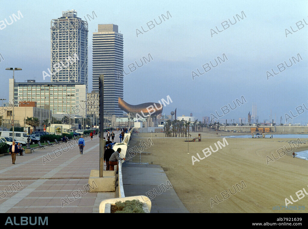 PLAYA DE LA BARCELONETA - AL FONDO EL HOTEL ARTS Y EL EDIFICIO MAPFRE - A LOS PIES ESCULTURA DE GEHR - FOTO AÑOS 90.