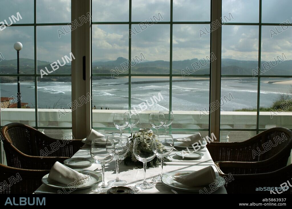 Suances; restaurante "El Caserío"; mesa y vista hacia costa / playas.