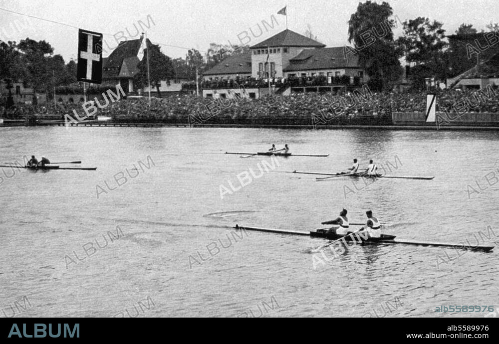 Berlin, 1. bis 16. August 1936. XI. Olympische Spiele. Regattastrecke Grünau: Die beiden Deutschen Eichhorn und Strauß nach ihrem Sieg im Zweier ohne Steuermann. Foto.