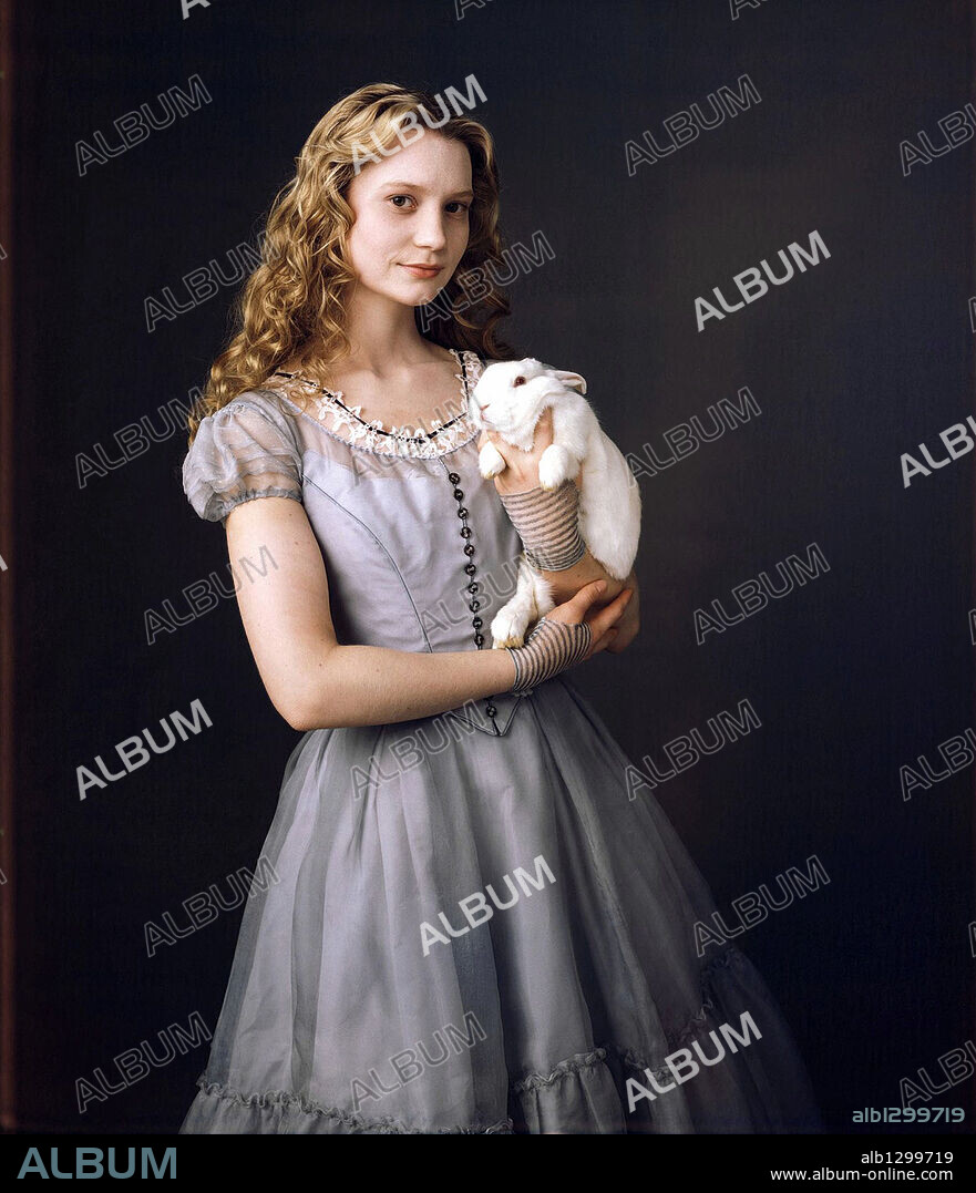 MIA WASIKOWSKA in ALICE IN WONDERLAND, 2010, directed by TIM BURTON. Copyright WALT DISNEY PICTURES.