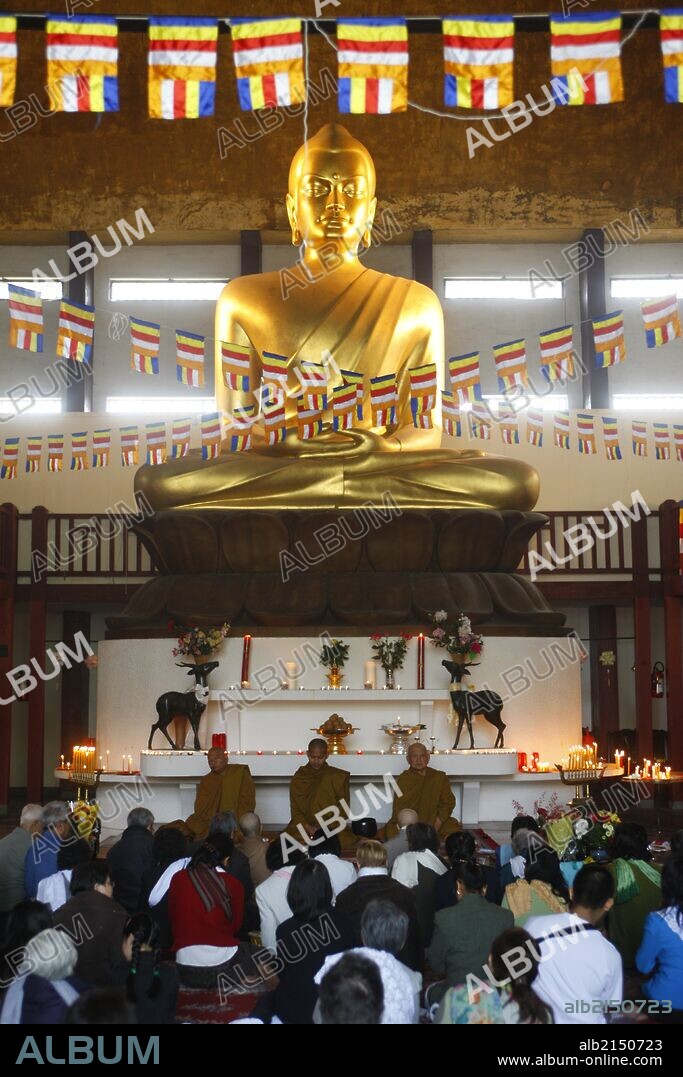 Vezak celebration at Vincennes Buddhist temple.