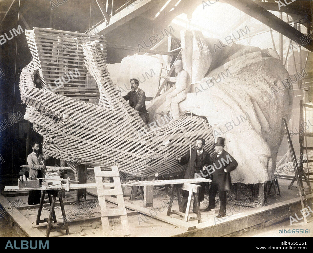 Construction de la statue de La Liberte par Frederic Auguste BARTHOLDI (1834-1904). Photographie anonyme vers 1875. Credit : KHARBINE-TAPABOR/COLL. S. Kakou.