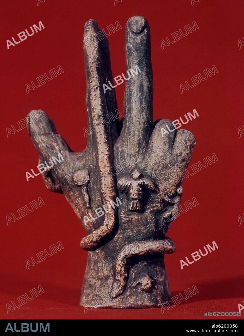 MANO APOTROPAICA ROMANA CON SIMBOLO MAGICO.