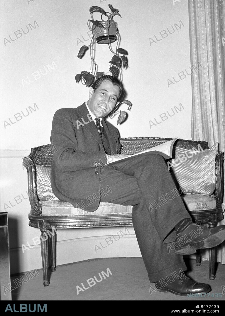 ARKIV 1944 . Georg Rydeberg (1907-1983), skådespelare som i slutet av sin levnad blev känd för en ny publik när han läste Nyårsklockan i TV från Sollidenscenen på Skansen. Rydeberg gick Dramatens scenskola 1929-1931 varefter han var verksam vid Blancheteatern under några år. Sitt genombrott på film fick han i "En kvinnas ansikte" 1938. Han är en legendomsusad dramatenaktör. Här i sitt hem vid Karlaplan i Stockholm.. Georg Rydeberg, Swedish actor.. Foto: TT / Kod 1900.
