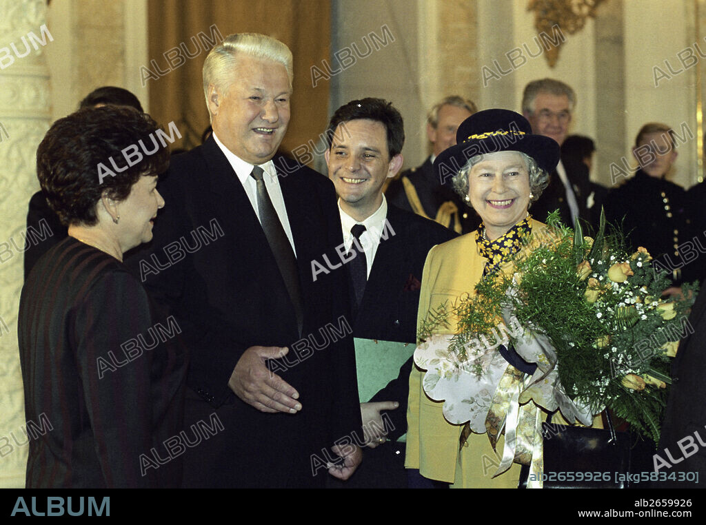 Elisabeth II., Königin (seit 1952) von Großbritannien und Nordirland; geb. am 21.4.1926 in London.-Staatsbesuch in Russland, Oktober 1994: Elisabeth II. (re.) mit dem russischen Präsidenten Boris Jelzin (Mitte) und dessen Ehefrau Naina (links) in der Georgiewsky-Halle im Kreml.-Foto (Dmitryi Donskoy).