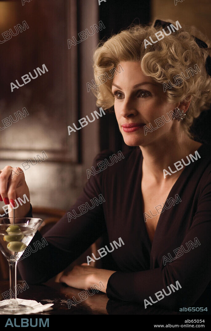 JULIA ROBERTS in CHARLIE WILSON'S WAR, 2007, directed by MIKE NICHOLS. Copyright GOOD TIME CHARLIE PRODUCTIONS/UNIVERSAL PICTURES/PLAYTONE.