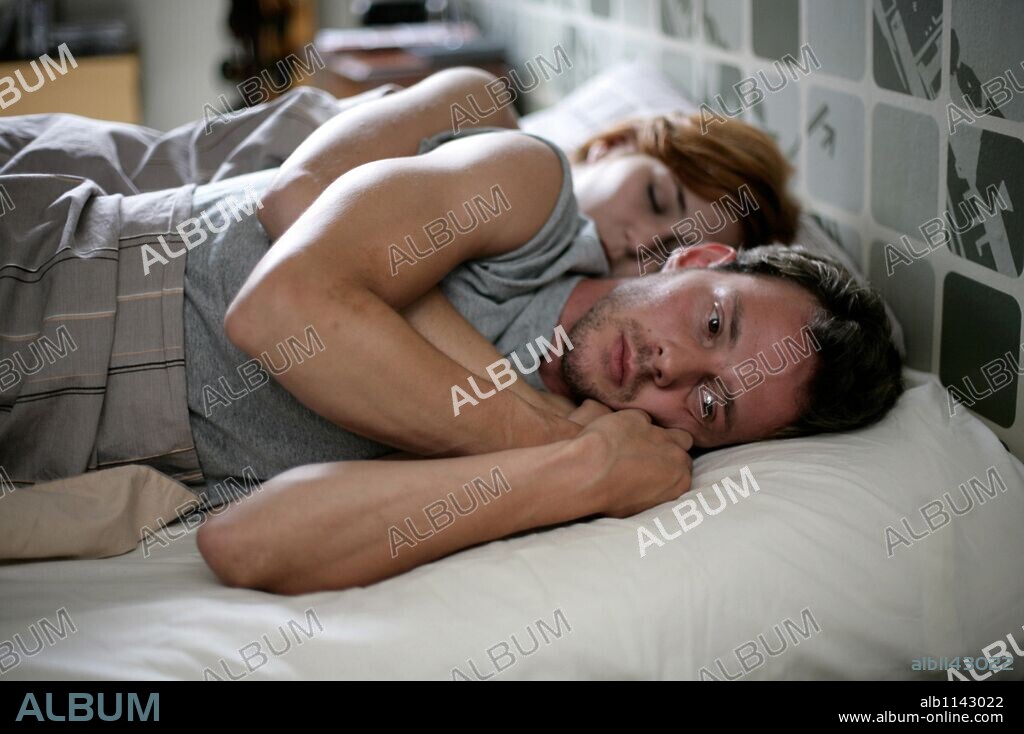 ELOY AZORIN y TERESA HURTADO DE ORY en NO ME PIDAS QUE TE BESE PORQUE TE BESARÉ, 2008, dirigida por ALBERT ESPINOSA. Copyright RODAR Y RODAR CINE Y TELEVISION S.L.