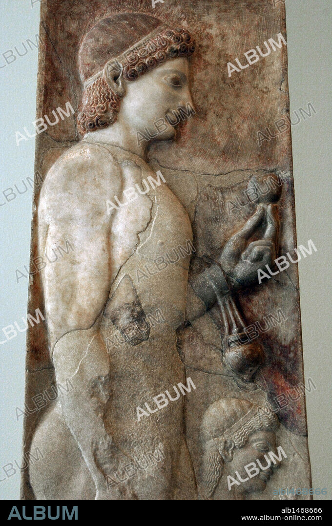 ARTE GRIEGO. EPOCA ARCAICA. GRECIA. ESTELA FUNERARIA. Año 530 aC. Mármol. Procede probablemente de Atenas. Se representa a un JOVEN ATLETA CON UNA GRANADA EN LA MANO Y UN ARIBALO COLGADO DE SU MUÑECA. JUNTO A EL, UNA NIÑA PEQUEÑA. Posiblemente la estela perteneció a una importante familia aristocrática. Museo Metropolitano de Arte. Nueva York. Estados Unidos.