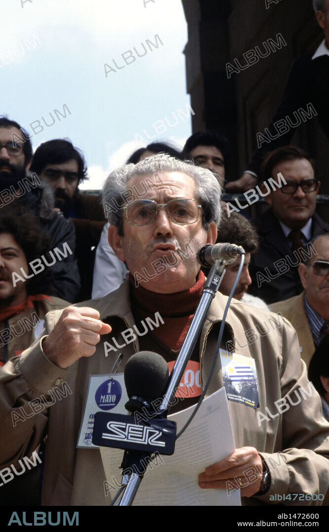 MARCELINO CAMACHO ABAD (1918-2010). Sindicalista español. Uno de los fundadores de Comisiones Obreras (1966). Secretario general del sindicato entre 1981 y 1987. Diputado por Madrid hasta 1981. S. XX. Camacho durante un míting del 1 de mayo. Detrás, el economista español Ramón Tamames. España.