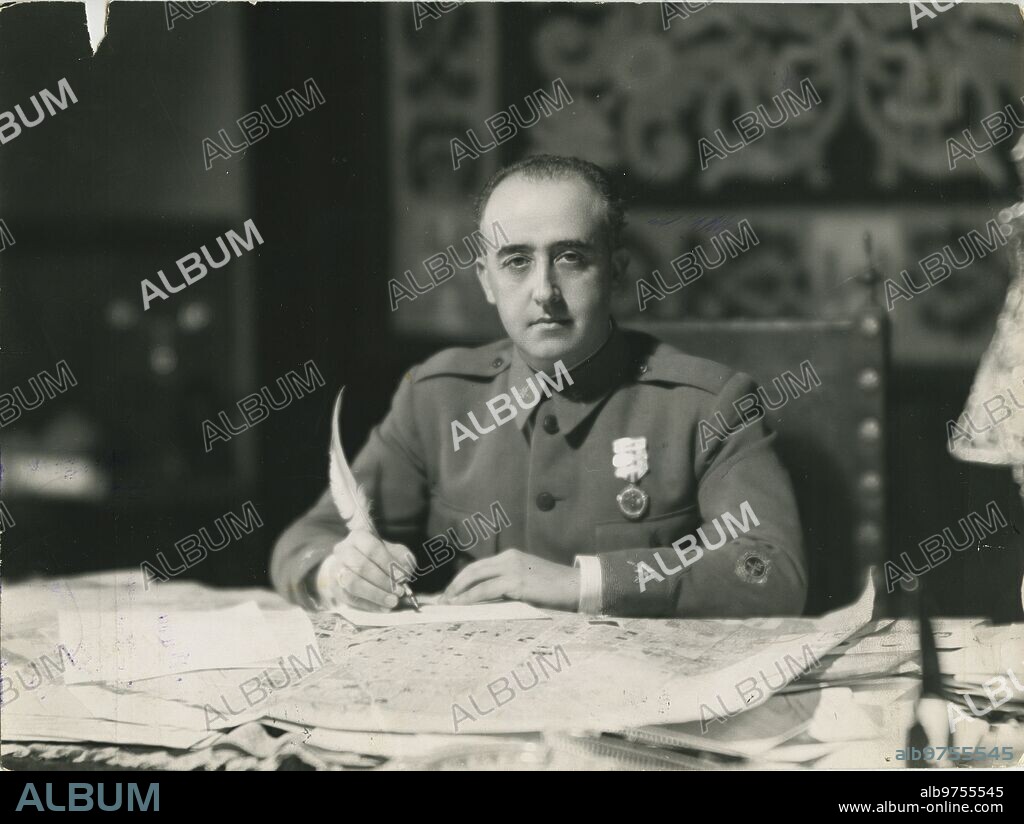 JALÓN ÁNGEL. Salamanca, septiembre de 1936. Francisco Franco Bahamonde en su cuartel general de Salamanca.