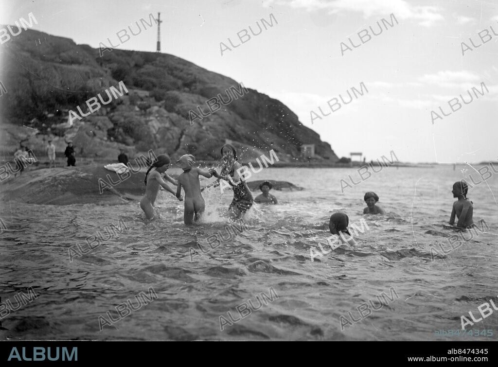 GÖTEBORG 1915-06-13.. Badande flickor i Fiskebäck. *** Local Caption *** 1915 - 1877 Foto: Kamerareportage / TT / Kod: 2524.