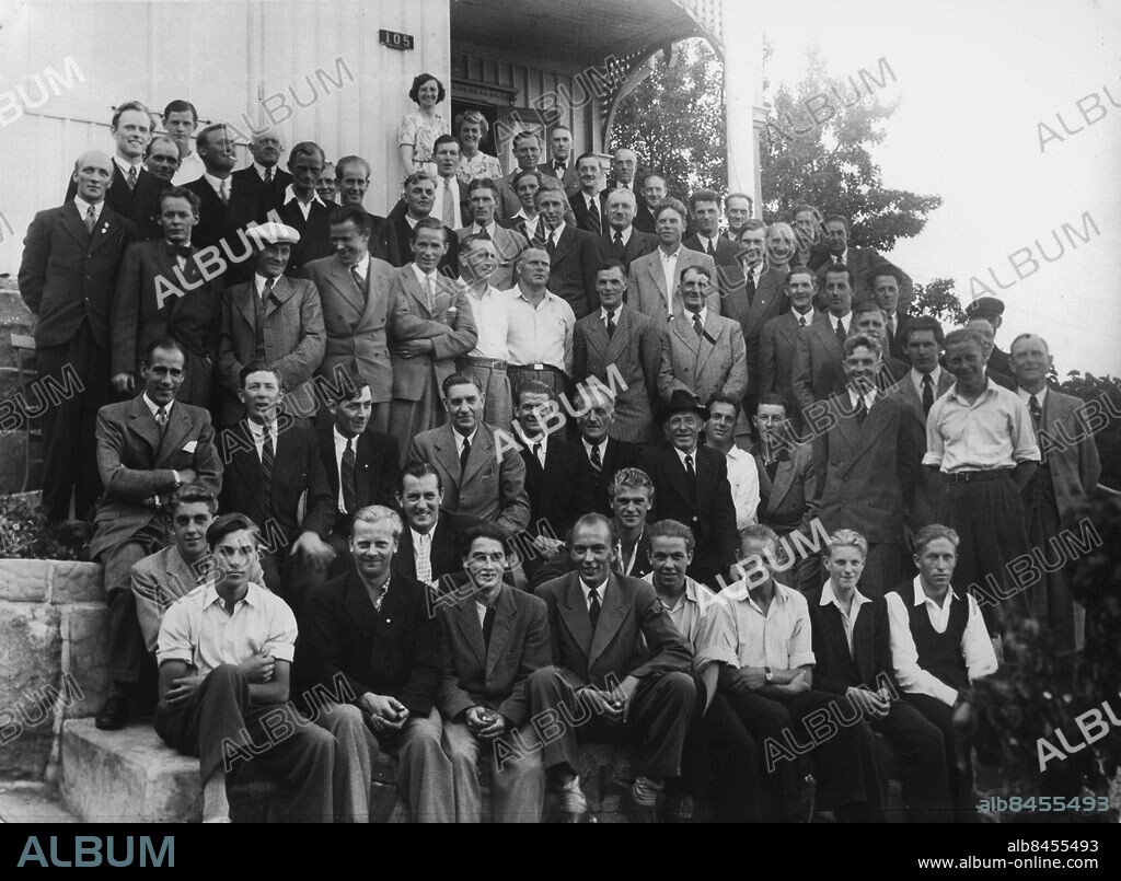 Hälsö 1950 - J.W. Berg - grundaren av J.W. Bergs varv och mekaniska verkstad på Hälsö fyller 65 denna dag. Vi finner honom precis i mitten av bilden.. Foto. Simon Lemark *** Local Caption *** . SIMON LEMARK.