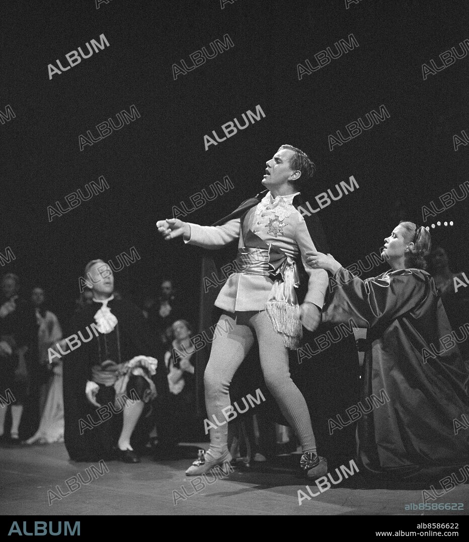 STOCKHOLM 1958-10-10.. BAKOM OPERANS KULISSER. Radioprogram.. Sänt under säsongen 1958.. Här ses operasångaren Ragnar Ulfung, som Gustaf III, i Maskeradbalen och Amalia (Anne Lund-Christiansen).. Foto: Ulf Stråhle / RiR / SVT / Kod: 5600. Reportage publ. i RiR 43/58 sid. 8-10, 49.. RiR 14687 sv/v neg. Mapp: RADIO-Musikbilder Operan bakom kulisserna L3.