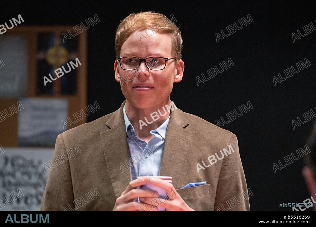 JEFF HILLER en SOMEBODY SOMEWHERE, 2022, dirigida por JAY DUPLASS y ROB COHEN. Copyright DUPLASS BROTHERS PRODUCTIONS.