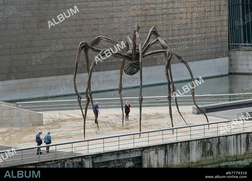 Spanien Bilbao Baskenland 1435 Metallplastik (Spinne) MAMAN 1999 von Louise Bourgeois vor dem Guggenheim-Museum vollendet 1997 von Frank O Gehry.