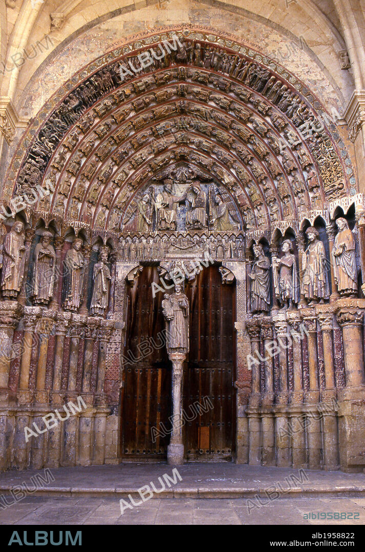 ARTE GOTICO. ESPAÑA. PORTICO DE LA MAJESTAD (s. XIII), con la representación, en el TIMPANO, de la CORONACION DE LA VIRGEN. En las ARQUIVOLTAS, los EJERCITOS CELESTIALES, y en la exterior, el JUICIO FINAL. En el PARTELUZ se encuentra la VIRGEN CON EL NIÑO. COLEGIATA DE SANTA MARIA LA MAYOR (s. XII-XIII). TORO. Provincia de Zamora. Castilla-León.