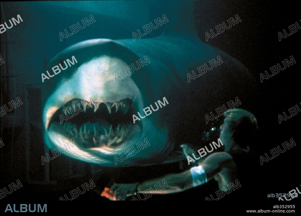 DEEP RISING, EL MISTERIO DE LAS PROFUNDIDADES, 1998 (DEEP RISING), dirigida por STEPHEN SOMMERS. Copyright CINERGI PICTURES.