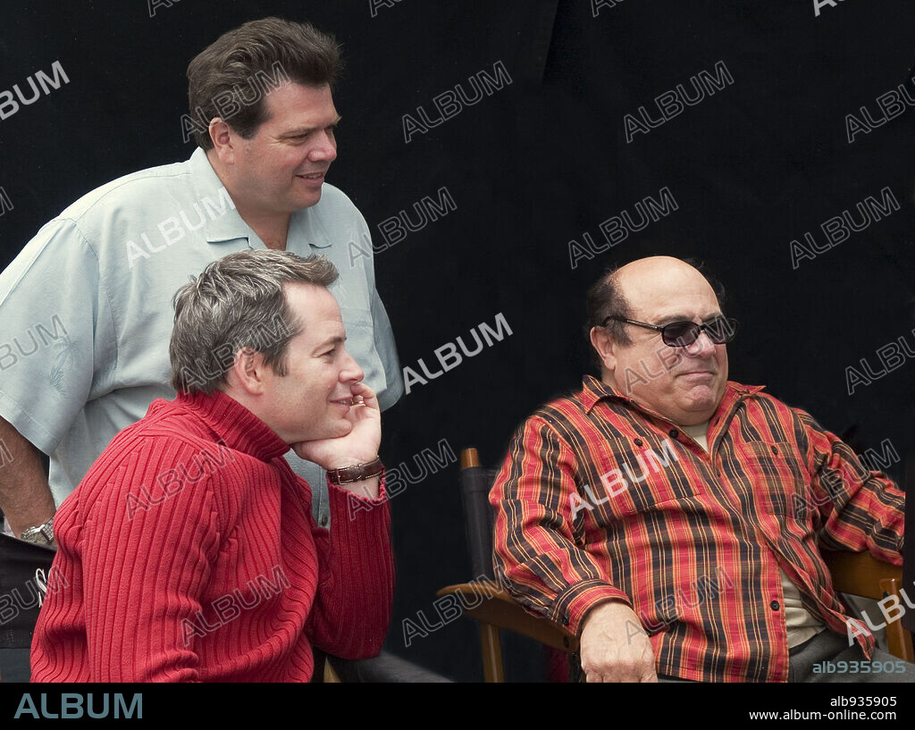 DANNY DEVITO, JOHN WHITESELL and MATTHEW BRODERICK in DECK THE HALLS, 2006, directed by JOHN WHITESELL. Copyright ALL LIT UP PRODUCTIONS/20TH CENTURY FOX/NEW REGENCY PICTURES / GREGORY, DOANE.