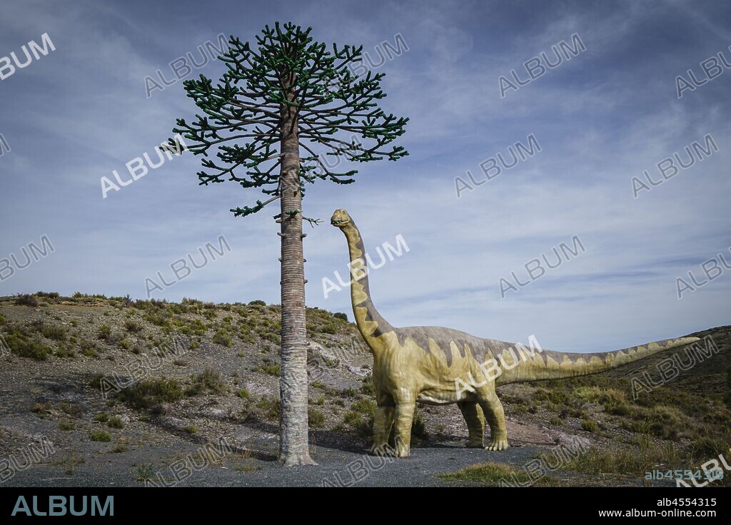araucaria y sauropodo a tamaño natural, yacimiento del tronco fósil, Igea, La Rioja , Spain, Europe.