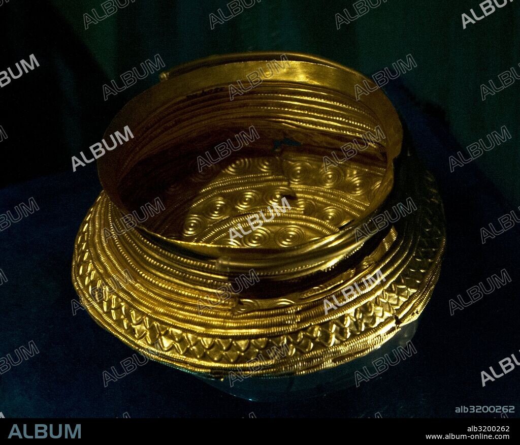 Prehistória. Cuenco de oro encontrado en Butter Hilll, Suecia. Probablemente realizado en Dinamarca o en el norte de Alemania hacia el 1100-900 A. C. Museo Histórico (Swedish History Museum). Estocolmo. Suecia.