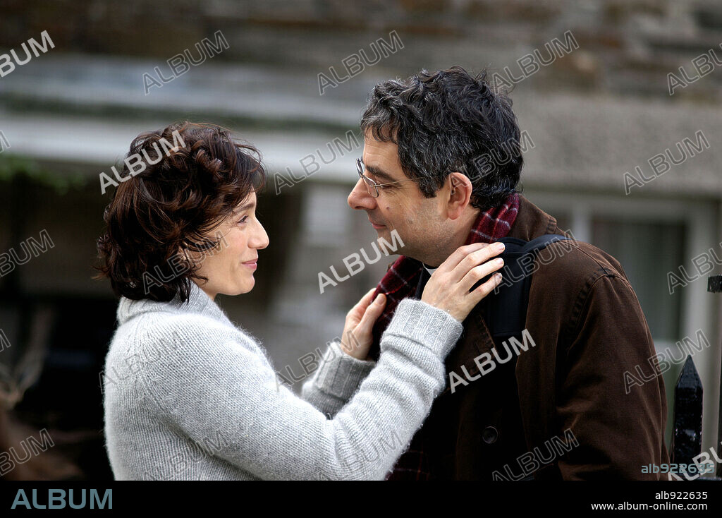 KRISTIN SCOTT THOMAS and ROWAN ATKINSON in KEEPING MUM, 2005, directed by NIALL JOHNSON. Copyright ENTERTAINMENT FILM.