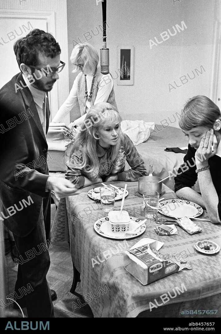 1969-10-31.. Regissören Pi Lind (tv) och skådespelarna Lena Dahlman och Lars Hansson under inspelningen av en TV-pjäs om barnmisshandel av Sandro Key-Åberg.. I bakgrunden ses producenten Birgit Janrup.. Foto: Bo-Aje Mellin / RiR / SVT / Kod: 5600. RiR 19614 sv/v neg.