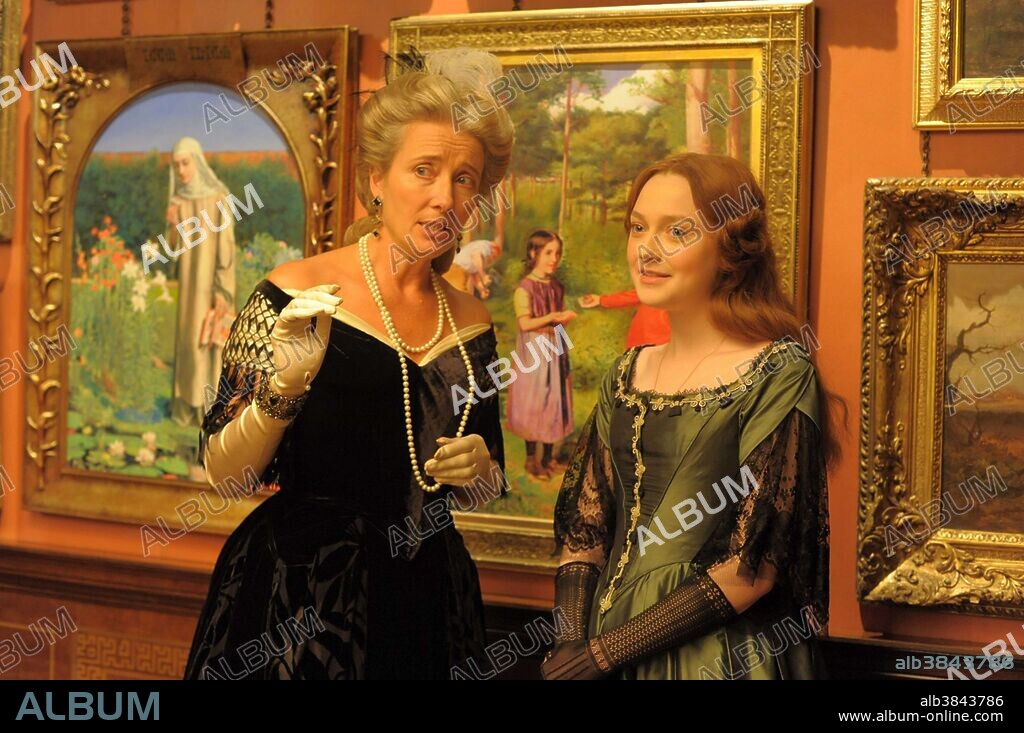 FANNING DAKOTA and EMMA THOMPSON. DAKOTA FANNING and EMMA THOMPSON in EFFIE GRAY, 2014, directed by RICHARD LAXTON. Copyright SOVEREIGN FILMS.