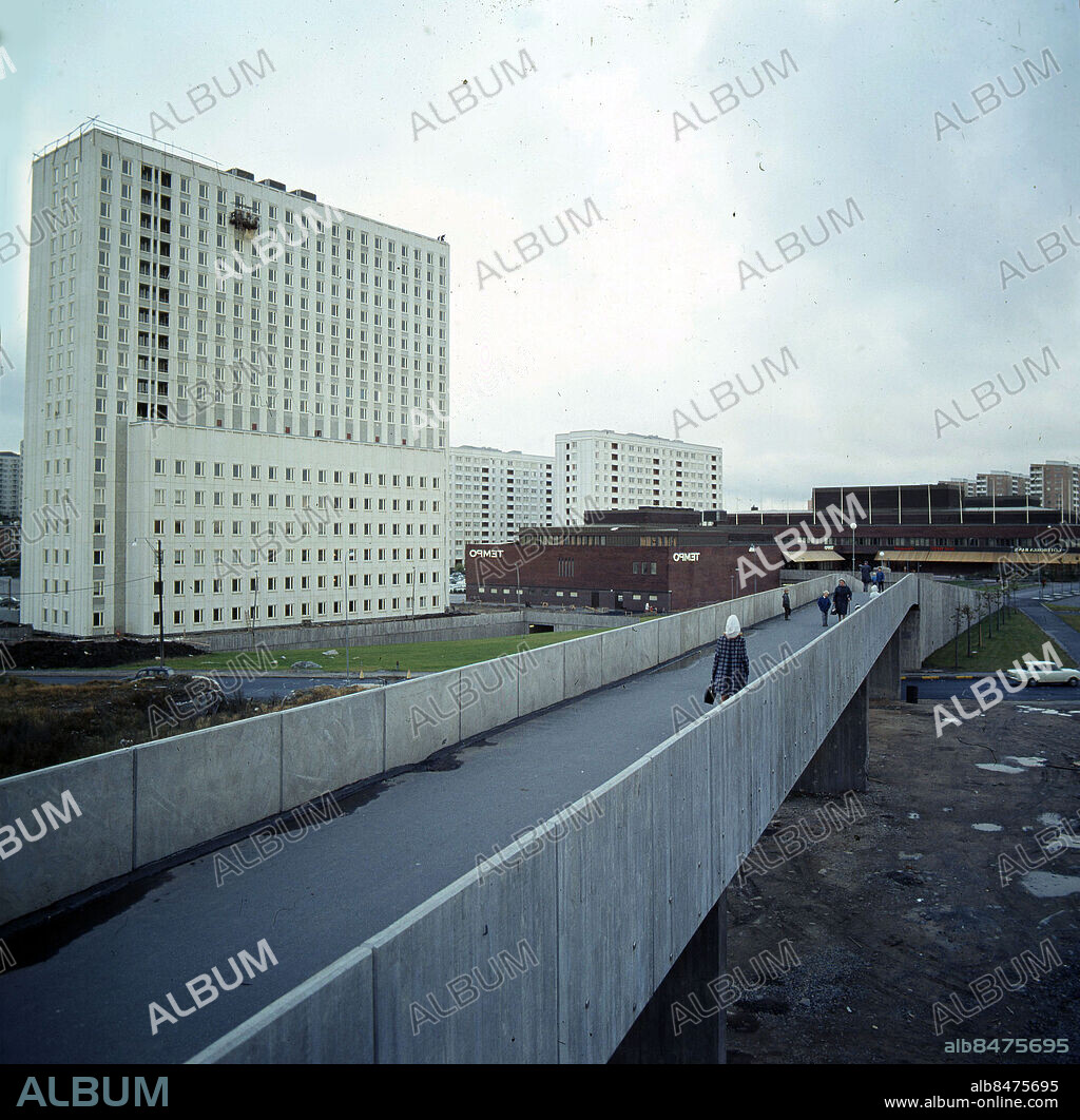 Göteborg 1968 - Västra Frölunda - Frölunda Torg - Marconigatan 33 - Frölunda sjukhus *** Local Caption *** à£_ h=gr<x:xmpmeta xmlns:x="adobe:ns:meta/" x:xmptk="XMP Core 4.1.1 RC">. <rdf:RDF xmlns:rdf="http://www.w3.org/1999/02/22-rdf-syntax-ns#">. <rdf:Description rdf:about="".  xmlns:xapMM="http://ns.adobe.com/xap/1.0/mm/".  xmlns:xap="http://ns.adobe.com/xap/1.0/".  xmlns:dc="http://purl.org/dc/elements/1.1/".  xmlns:photoshop="http://ns.adobe.com/photoshop/1.0/".  xmlns:tiff="http://ns.adobe.com/tiff/1.0/".  xmlns:exif="http://ns.adobe.com/exif/1.0/".  xmlns:fwc="http://ns.fotoware.com/iptcxmp-custom/1.0/".  xmlns:fwr="http://ns.fotoware.com/iptcxmp-reserved/1.0/". xapMM:DocumentID="uuid:AC469AF89679DD11AB14CF30E01FD072". xapMM:InstanceID="uuid:A53C96EC1ED94E0D 9D86B0098AD14598". xap:CreateDate="2008-09-03T11:00:58+02:00". xap:ModifyDate="2009-01-10T15:10:08+01:00". xap:MetadataDate="2009-01-10T15:10:08+01:00". xap:CreatorTool="FotoWare ColorFactory". dc:format="image/jpeg". photoshop:ColorMode="3". photoshop:ICCProfile="EPSON Standard RGB - Gamma 1.8". photoshop:History="". photoshop:Category="GEO". photoshop:DateCreated="2008-09-03". photoshop:Credit="©Kamerareportage". tiff:Orientation="1". tiff:XResolution="3000000/10000". tiff:YResolution="3000000/10000". tiff:ResolutionUnit="2". tiff:NativeDigest="256,257,258,259,262,274,277,284,530,531,282,283,296,301,318,319,529,532,306,270,271,272,305,315,33432;FEBDC890D1CA4163D563869BEA506E08". exif:PixelXDimension="3173". exif:PixelYDimension="3125". exif:ColorSpace="65535". exif:NativeDigest="36864,40960,40961,37121,37122,40962,40963,37510,40964,36867,36868,33434,33437,34850,34852,34855,34856,37377,37378,37379,37380,37381,37382,37383,37384,37385,37386,37396,41483,41484,41486,41487,41488,41492,41493,41495,41728,41729,41730,41985,41986,41987,41988,41989,41990,41991,41992,41993,41994,41995,41996,42016,0,2,4,5,6,7,8,9,10,11,12,13,14,15,16,17,18,20,22,23,24,25,26,27,28,30;EB8916E141CDFCC20273B2A351C84629". fwc:CustomField10="1960-tal". fwc:CustomField1="Gam".