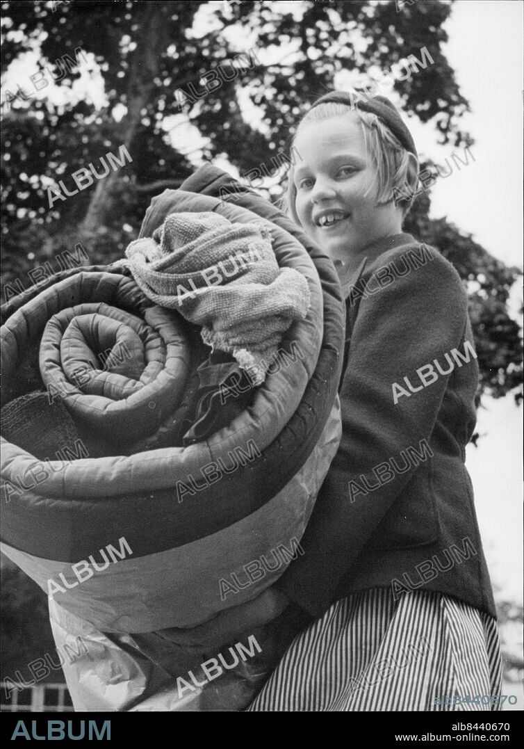 Malmköping 1943-07-21. Gymnastikläger på Malmahed. En flicka med sängkläder i famnen under Södermanlands gymnastikförbunds sjuttonde läger. Foto: SvD / TT / kod 12014.