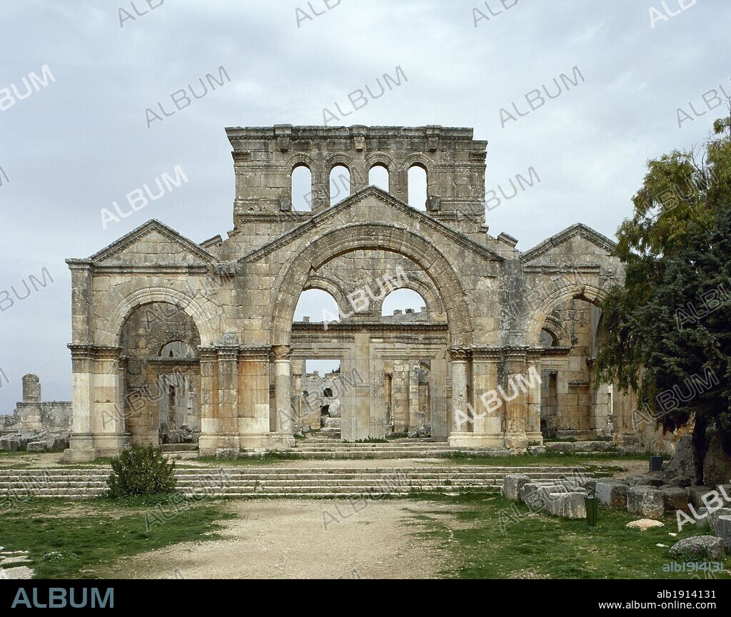 ARTE BIZANTINO. SIGLO V. SIRIA. BASILICA DE SAN SIMEON (476-491). Consta de cuatro basílicas independientes dispuestas en forma de cruz alrededor de la columna sobre la que el místico pasó gran parte de su vida. Detalle de la FACHADA, CON TRES GRANDES ARCOS CORONADOS POR FRONTONES TRIANGULARES. Alrededores de Alepo.