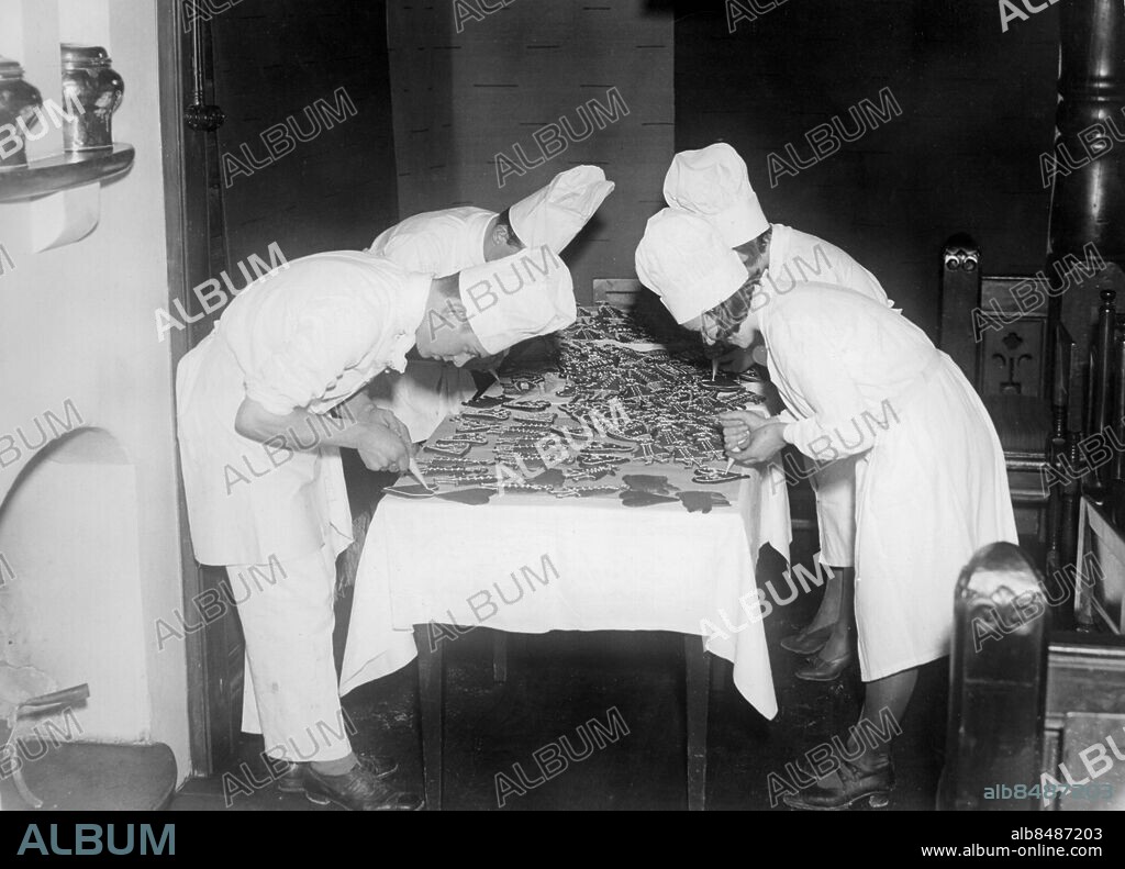 STOCKHOLM 1930-tal.. Orig. bildtext...PREPARATIONS FOR THE CHRISTMAS FAIR AT SKANSEN, STOCKHOLM. At Skansen, the Zoo of Stockholm, preparations are just being made for the celebrating of Christmas by arranging the yearly Christmas fair. Photo shows some girls and cooks making gingerbread-goats at Skansen, Stockholm. Anm. Pepparkaksfigurer Bagare CD479 sites: STOCKHOLM;SVERIGE.