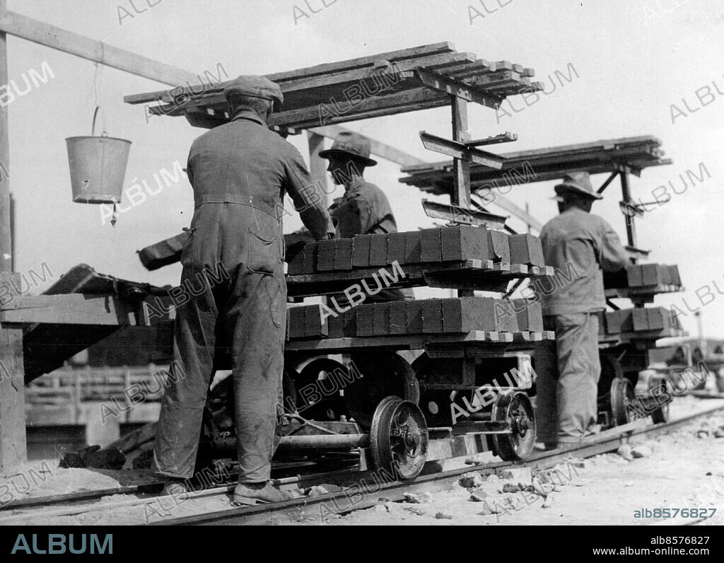 Ljungsbro 1935-04-22. Byggandet av Malfors kraftstation. Lerblocken lastas på trallarna för att föras ut till dammbyggarna. Foto: SvD / TT / kod 12014.