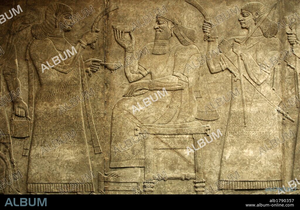 ARTE MESOPOTAMICO-ASIRIO. S. IX a. C. ESCENA DE CORTE. Relieve fechado hacia el año 865-860 a. C. EL REY ASHURNASIRPAL II SENTADO EN SU TRONO ENTRE DOS ASISTENTES. Procede de Nimrud. Palacio Noroeste. Museo Británico. Londres. Inglaterra. Reino Unido.