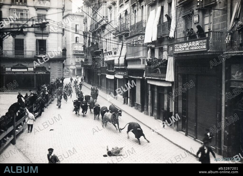España. Navarra. Fiestas de San Fermín. Encierro de toros en Pamplona. Tarjeta postal. Años 1920.