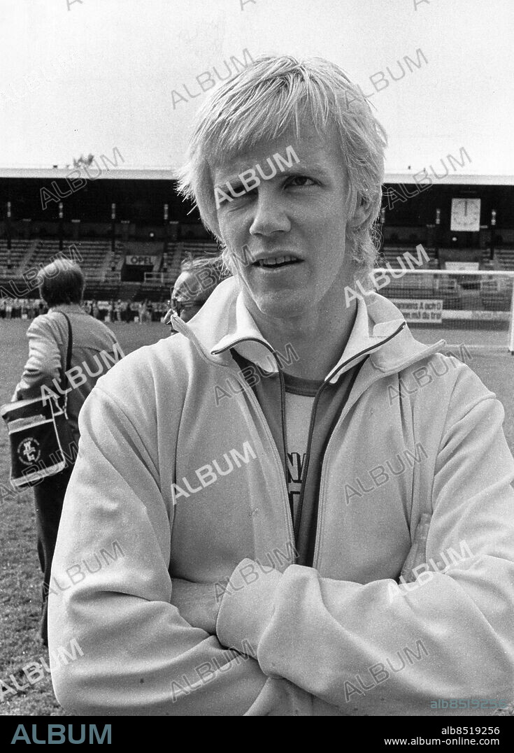 1975-05-31. Nyss anländ fran El Paso, Texas, USA, förklarar Christer Garpenborg, 23, utan darr på stämman: . - Jag har två stora uppgifter den här säsongen att slå.mitt eget svenska rekord på100 m (10,2) samt förbättra rekordet.... Foto: Lennart Isaksson / DN / TT / Kod: 27. ** SvD OUT **.