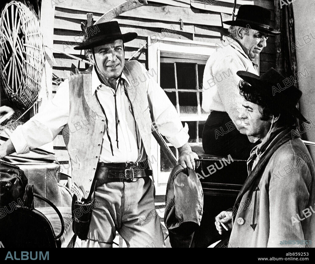 TELLY SAVALAS en AL INFIERNO, GRINGO!, 1969 (LAND RAIDERS). Copyright COLUMBIA PICTURES.