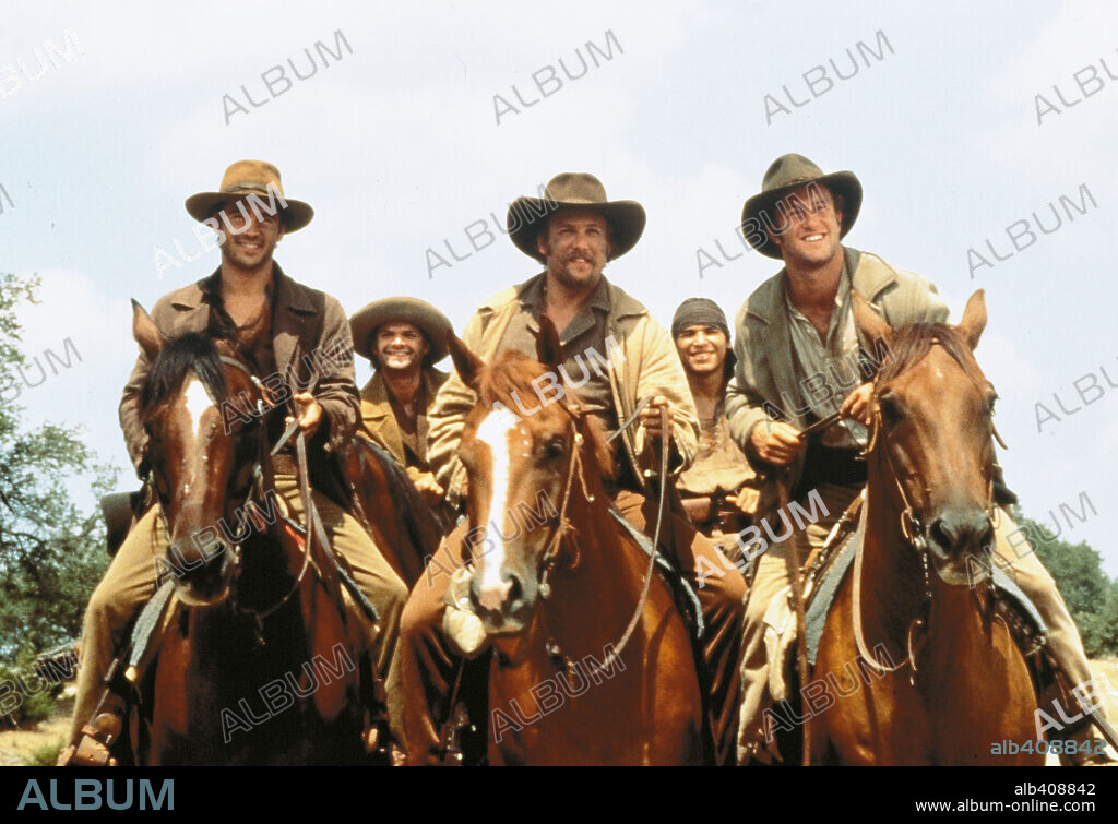 COLIN FARRELL, GABRIEL MACHT and SCOTT CAAN in AMERICAN OUTLAWS, 2001, directed by LES MAYFIELD. Copyright MORGAN CREEK.